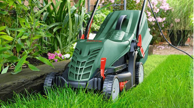 Bosch UniversalRotak 37-550 Elektro-Rasenmäher mit 37 cm Schneidbreite in Grün - Bild 2