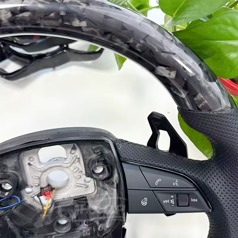 Multifunktionales Sportlenkrad aus geschmiedeter Kohlefaser in Schwarz für Audi Q5 FY, Q7 4M, Q8, S und RS Modelle - Bild 3