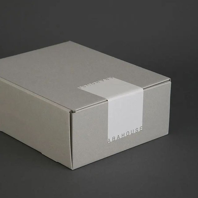 Personalisierte selbstklebende Produktetiketten für Boxen und Taschen mit individuellem Logo-Design in Weiß - Bild 1