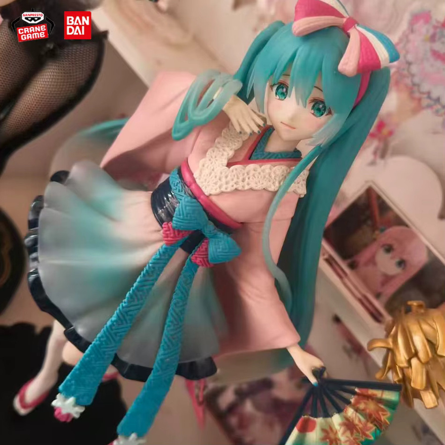 Hatsune Miku Anime-Figur aus PVC von Bandai mit stehender und sitzender Pose - Bild 2