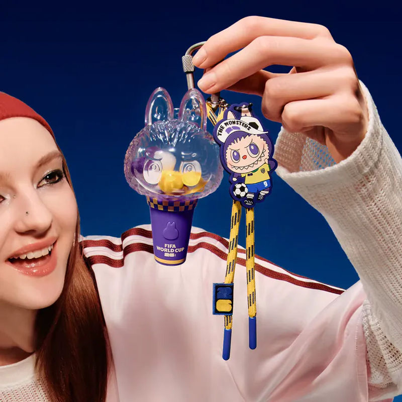 POP MART THE MONSTERS x FIFA SERIES Mini-Anhängerfigur Blind Box Sammelfigur aus Kunststoff in Mehrfarbig - Bild 2