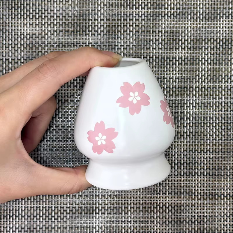 5-teiliges Matcha-Set in Pink und Weiß mit Keramik-Matchaschüssel, Teekanister und 100-Zinken-Schneebesen von bespritgift - Bild 3
