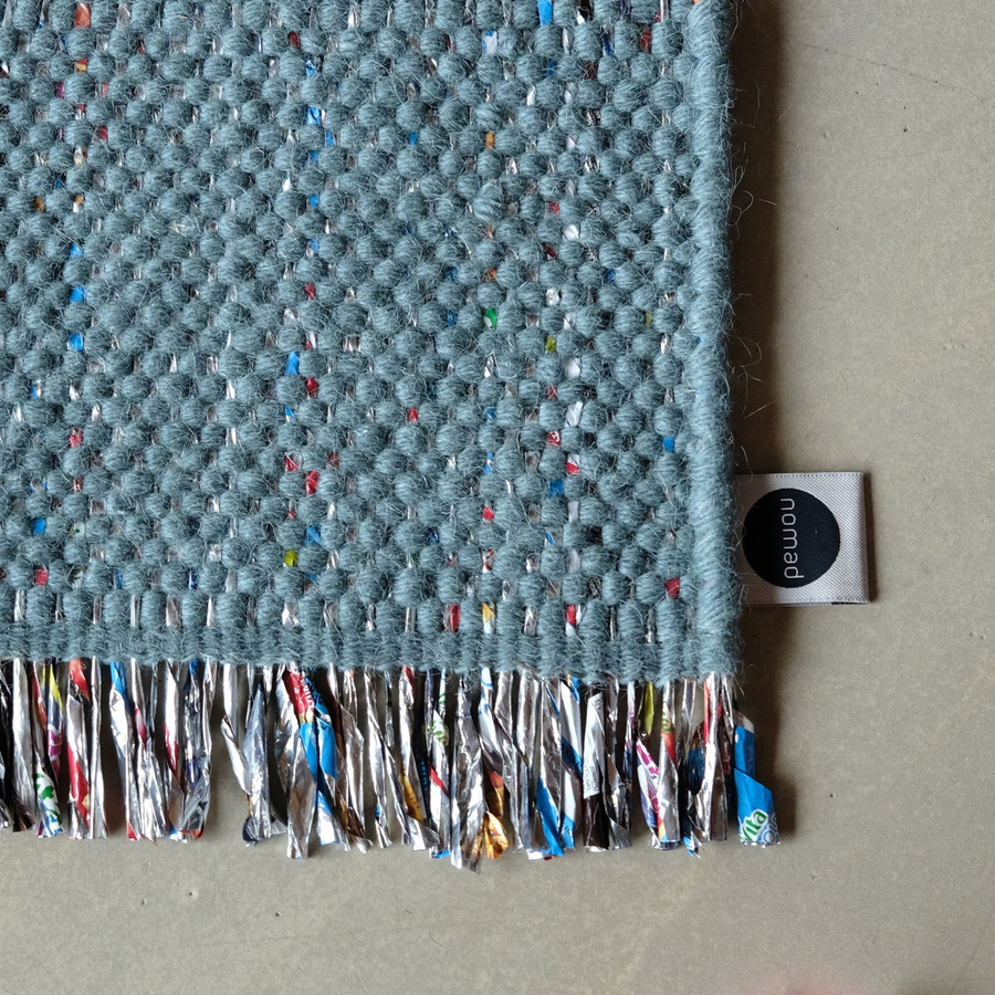 Nomad Candy Wrapper Rug Arctic – Moderner Webteppich aus Wolle in Multicolour und Blau mit Fransen - Bild 1