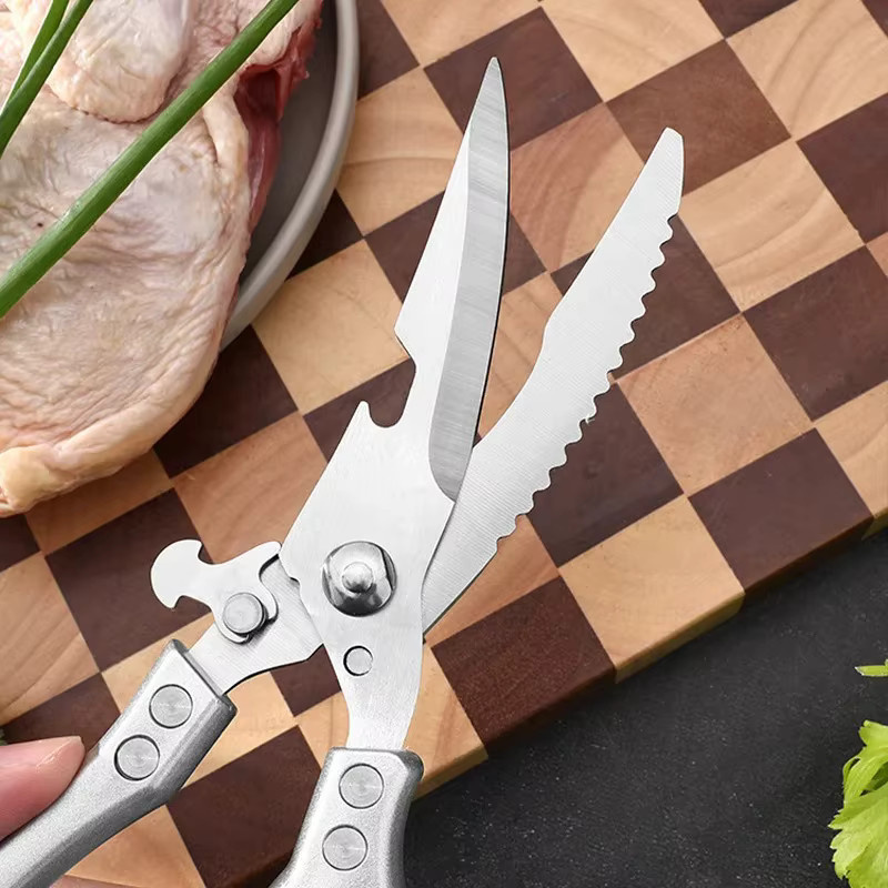 GuanQi Mehrzweck-Küchenschere aus Edelstahl in Silber mit Skala und rutschfestem Griff zur Fleisch-, Fisch- und Meeresfrüchte-Zubereitung - Bild 3