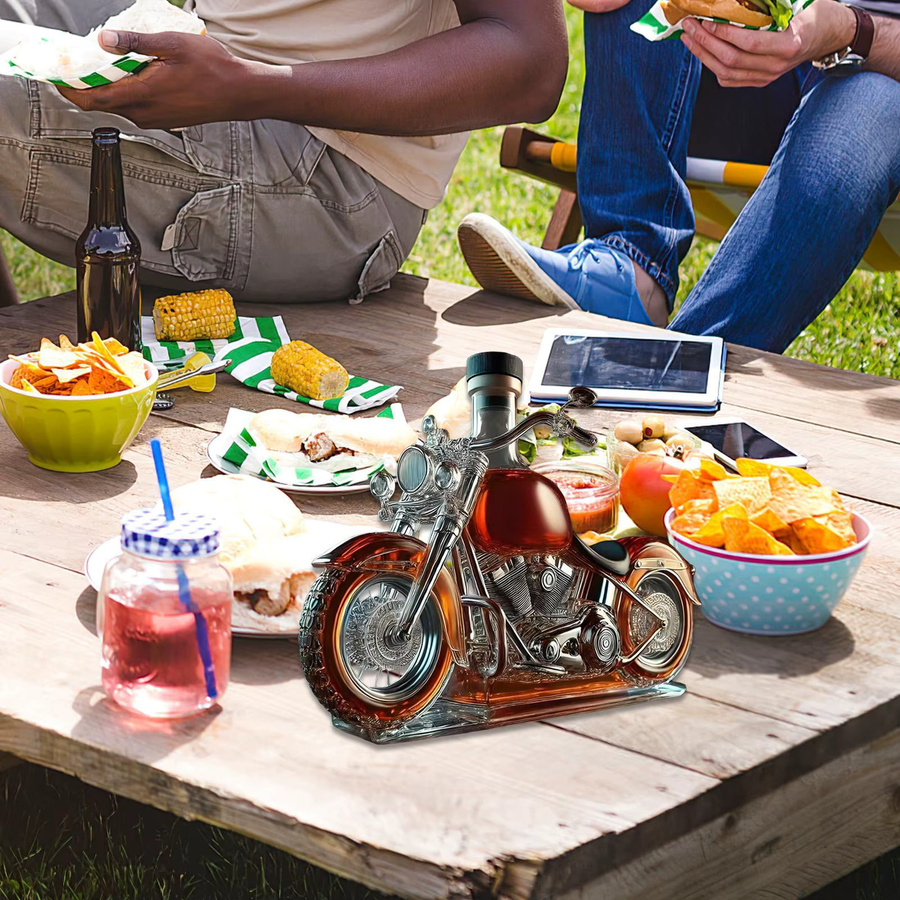 Transparenter Weindekanter aus Glas in Motorrad-Design als Vintage-Glasbelüfter für Whisky und Schnaps - Bild 4