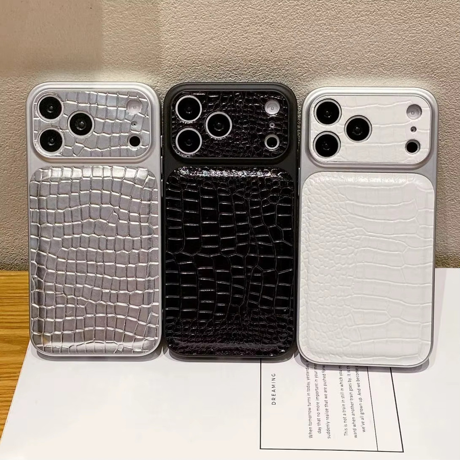 Stoßfeste Apple iPhone Handyhülle mit glänzender Krokodilleder-Textur und Kameraschutz in Schwarz - Bild 1