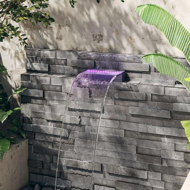 Maison Exclusive Wasserfall-Überlauf aus Acryl mit RGB-LED und Fernbedienung für Teich und Pool, grau, Breite: 30 cm, Höhe: 21 cm, Tiefe: 8 cm - Bild 1