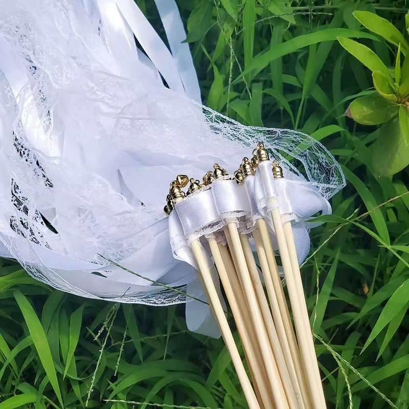 Weiße Bandstäbe mit goldenen und silbernen Glocken als Hochzeitsdekoration und Party-Requisite - Bild 3