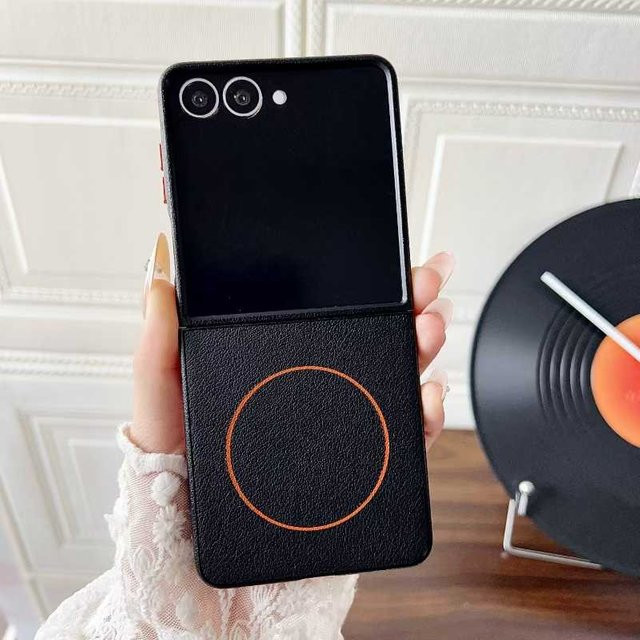 Samsung Leder-Matt-Magnethülle für Galaxy Z Flip 7, FE 6, 5, 4, 3 in Schwarz - Bild 1