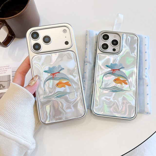 Stoßfeste Handyhülle mit Goldfisch-Design und Wasserwellen-Effekt für iPhone 17, 16, 15, 14 Pro Max in Silber und Multicolour - Bild 1