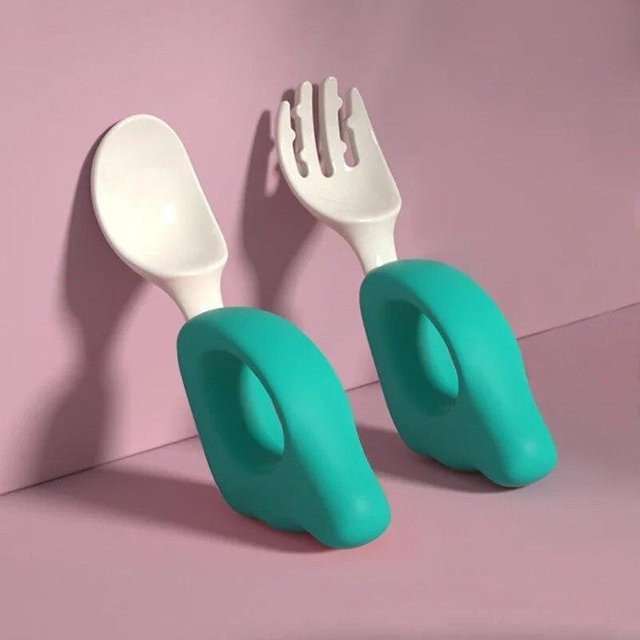 ouyaohong Besteckset für Babys aus Kunststoff in Grün mit ergonomischem Löffel und Gabel - Bild 1