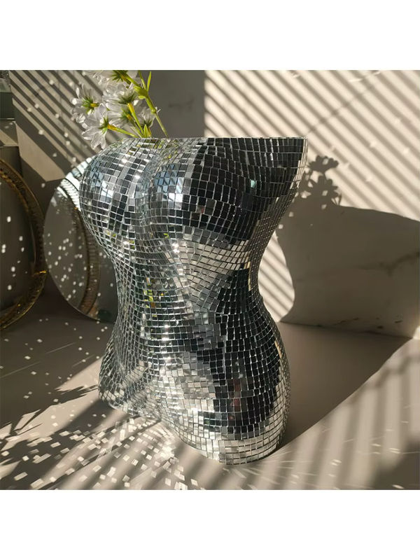Silberne Skulptur als dekorativer Blumentopf und Vase in menschlicher Form aus Glas und Kunststoff - Bild 7