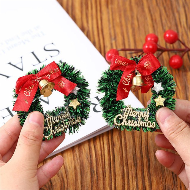 DKSHETOY Mini Weihnachtskranz mit Schleife in Grün als hängendes Ornament für Puppenhäuser und Weihnachtsdekoration - Bild 1