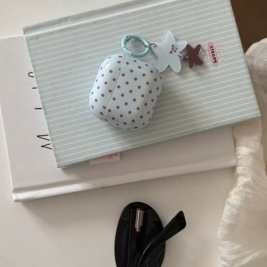 Apple Schutzhülle für AirPods Pro und AirPods (1, 2, 3, 4) mit blauem Polka Dot Muster und Stern-Anhänger, stoßfest - Bild 2