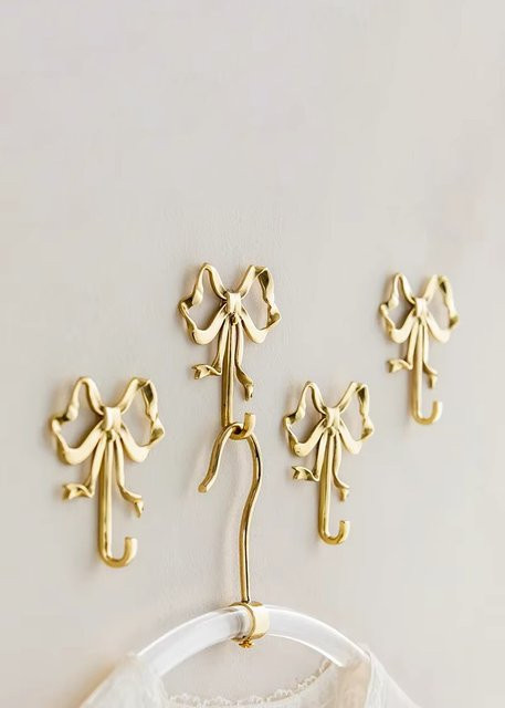 Dekorativer Wandhaken in Form einer Schleife aus Messing in Gold - Bild 1