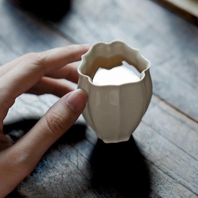 Weiße Keramik-Teetasse im antiken Lotus-Design für deine Teezeremonie - Bild 1