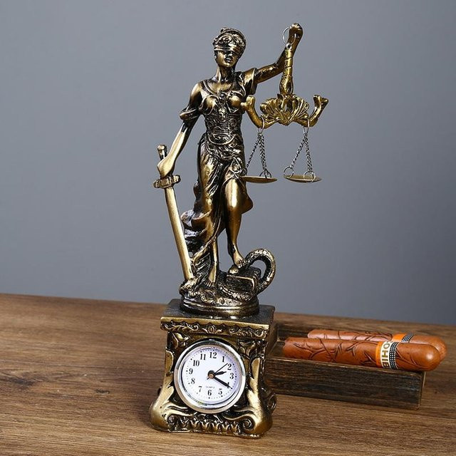 RunFree Retro-Göttin der Gerechtigkeit Statue als Skulptur für Schreibtisch und Wohnzimmer in Grau und Gold - Bild 1