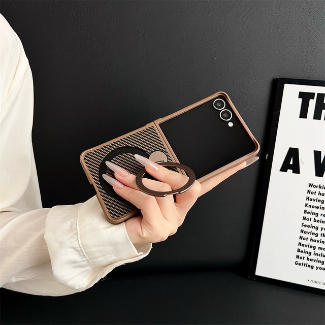 Magnetische 360 Grad drehbare Schutzhülle aus Kohlefaser-Leder für Samsung Galaxy Z Flip 7, FE 6, 5, 4, 3 in Braun mit MagSafe Kompatibilität - Bild 1