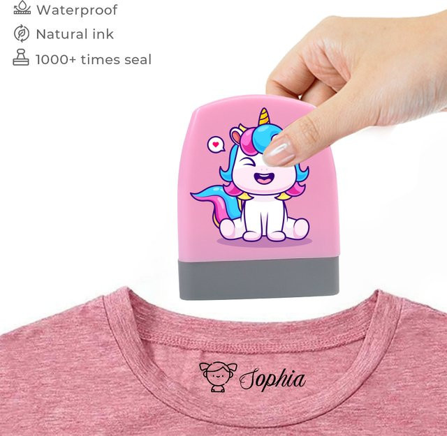 Personalisierter Namensstempel mit Einhorn-Emblem in Pink für Schuluniformen und Kleidung, wasserfester Textilstempel aus Kunststoff - Bild 1