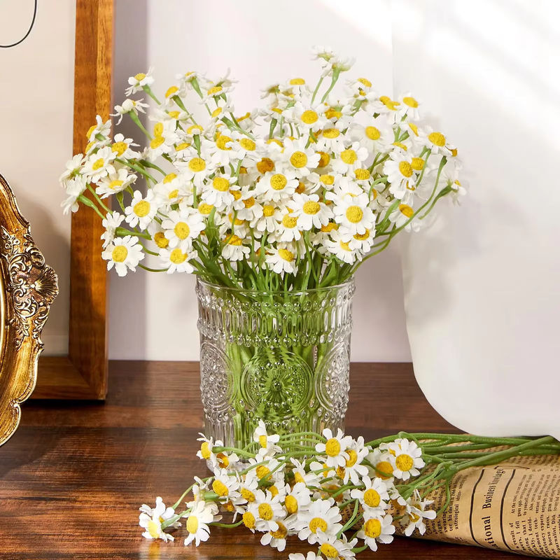 60 Stück künstliche Gänseblümchen in Weiß und Gelb als Blumenstrauß für deine Tischdekoration, Hochzeit oder den Valentinstag - Bild 2