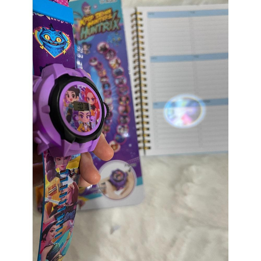 Yiran toy 1 Kpop Demon Hunters Huntrix Projektionsuhr Elektronische Leuchtende Uhr ab 3 Jahren - Bild 2