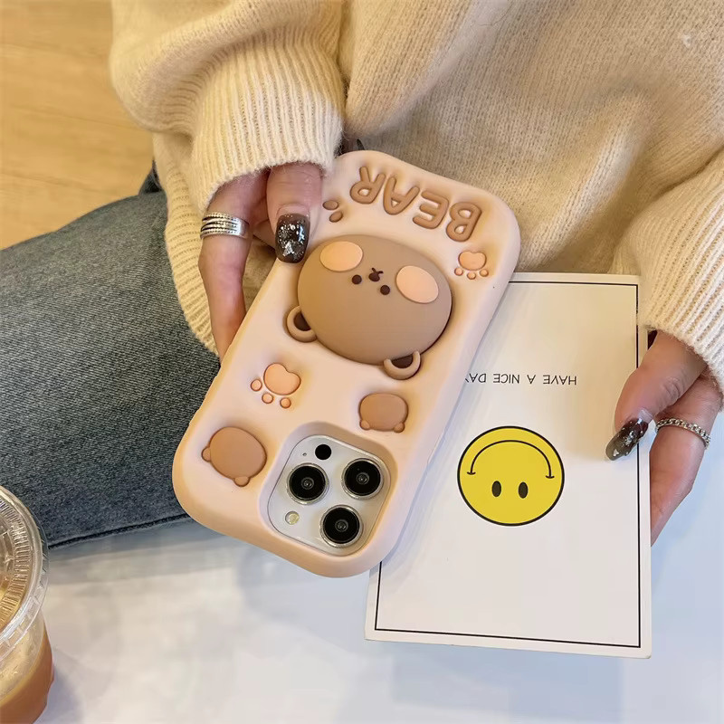 Stoßfeste Silikon Handyhülle mit 3D Cartoon Bär und Teleskop-Halterung für iPhone 11 bis iPhone 16 Pro Max in Beige von MUQGEW - Bild 3