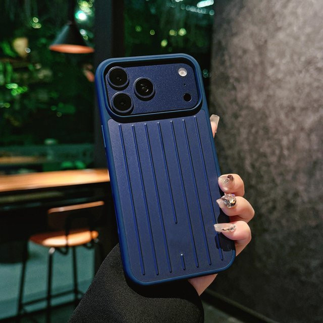 Rimowa Stil Handyhülle mit 3D Wellenstreifen für iPhone 17 Pro Max 16 15 14 13 aus Aluminium-Magnesium-Legierung Hartschale in Blau - Bild 1