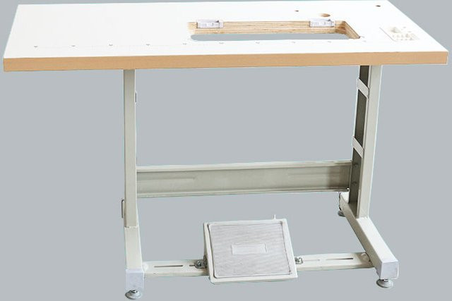 XMSJ Industrieller Nähmaschinentisch mit Fußpedal und höhenverstellbarer Arbeitsstation in Weiß - Bild 1