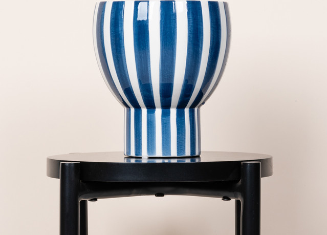 Keramik Übertopf Pokal von BLUME2000 in Blau/Weiß mit Längsstreifen, Höhe: 18,0 cm, Breite: 16,0 cm, Tiefe: 10,0 cm - Bild 1