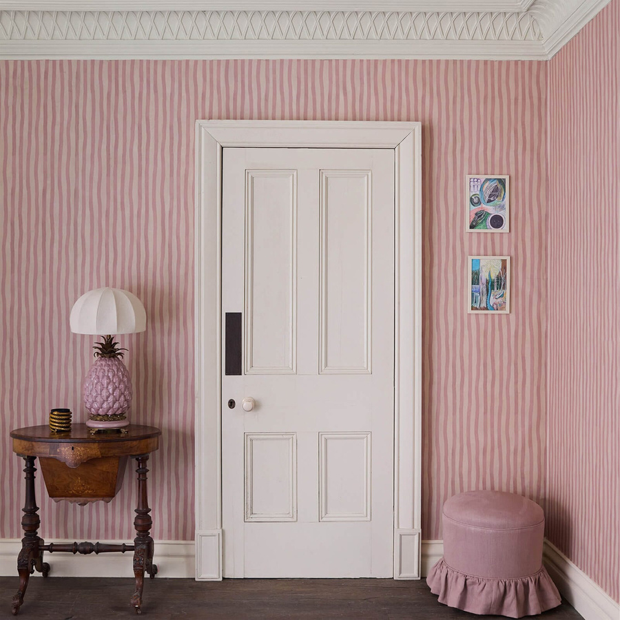 House of Hackney Tapete Artists Stripe in Sakura/Astrantia mit botanischem Streifenmuster in Pink - Bild 1