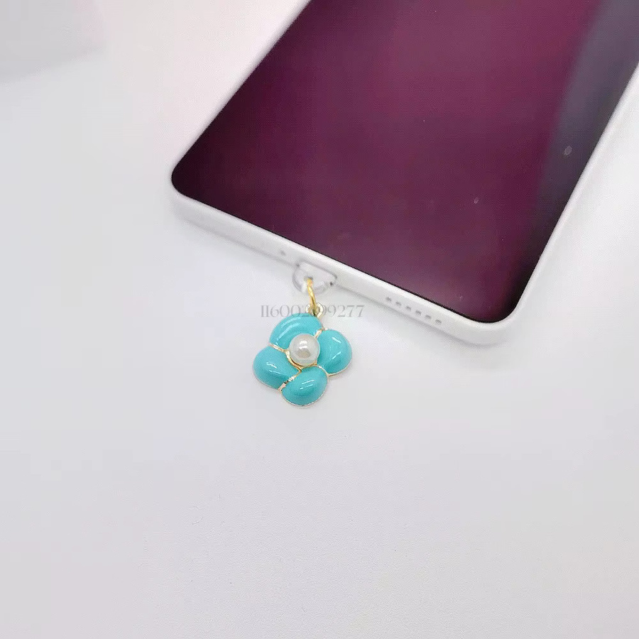 Staubschutz-Anhänger mit Blumen-Design für iPhone und Samsung mit USB-C und Micro-USB Interface in Türkis - Bild 2