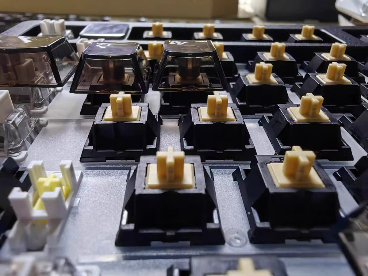 MZ Studio Y3 Mechanische Tastatur in Schwarz mit linearen Hot-Swap-Schaltern und werkseitiger Schmierung - Bild 4