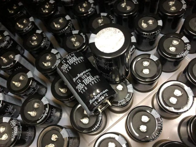 Rubycon Aluminium-Elektrolytkondensator VXH-Serie Schwarz 200 V 1800 uF B: 30 mm, H: 50 mm - Bild 1