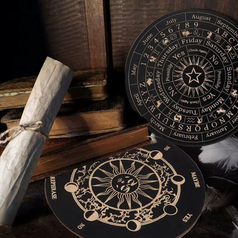 Geschnitztes Pendelbrett aus Holz mit Mond- und Sternen-Motiv für Meditation und Wahrsagerei - Bild 3