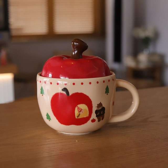 Handbemalte Keramiktasse Apfel von Yiran Furniture, Mehrfarbig, 350,5 ml - Bild 1