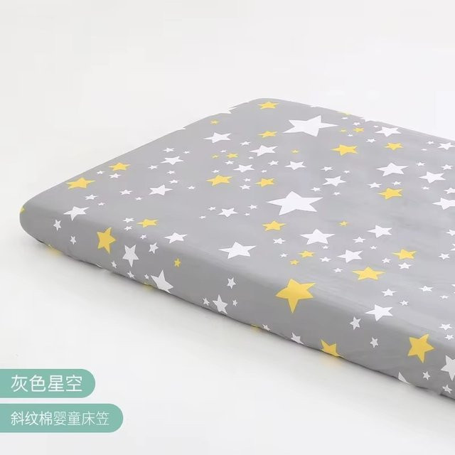 Baby Spannbetttuch mit floralem Blätter-Design in Grau für Krippe und Stubenwagen, B/T/H: 90 x 50 x 5 cm sowie passende Bettdecke, B/T/H: 140 x 70 x 5 cm - Bild 1