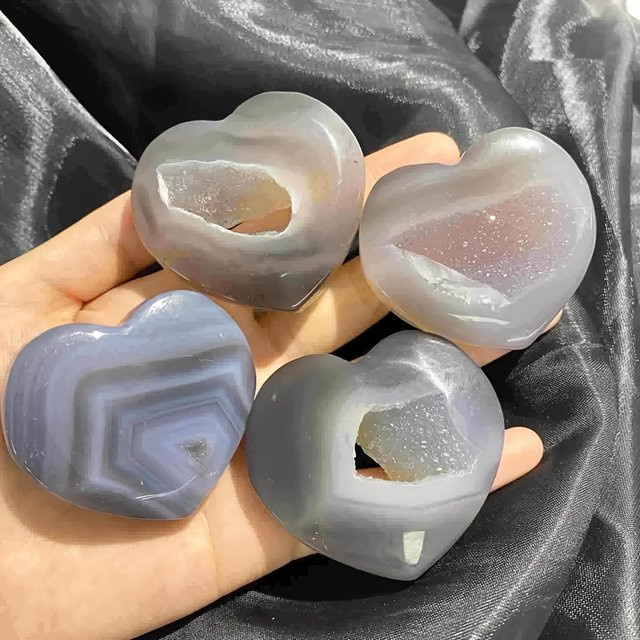 CrystalHola Natürliche Gestreifte Achat-Geode in Herzform als Deko-Kristall für dein Schreibtisch-Ornament - Bild 1