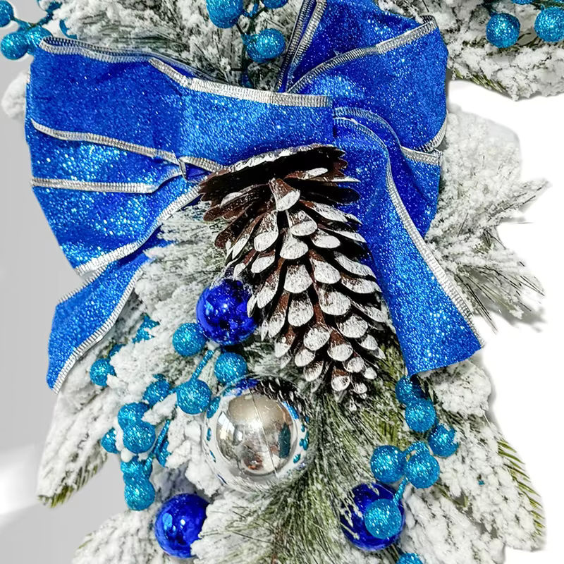 Mehrfarbige weihnachtliche Wanddekoration als hängender Weihnachtskranz aus Textil in Grün - Bild 5