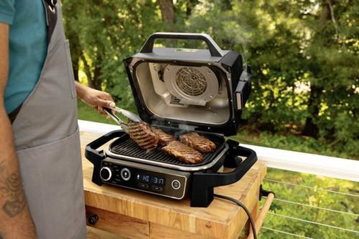 Ninja Woodfire Elektrischer Outdoor Grill & Smoker OG701EU mit Heißluft-Funktion in Schwarz und Silber Matt - Bild 3