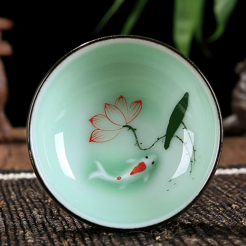 Handbemalte Lucky Carp Design Teetasse aus Keramik in Grün mit Longquan-Glasur für Pu'er Gongfu Tee, B/T/H: 7,0 x 6,0 x 3,2 cm - Bild 2