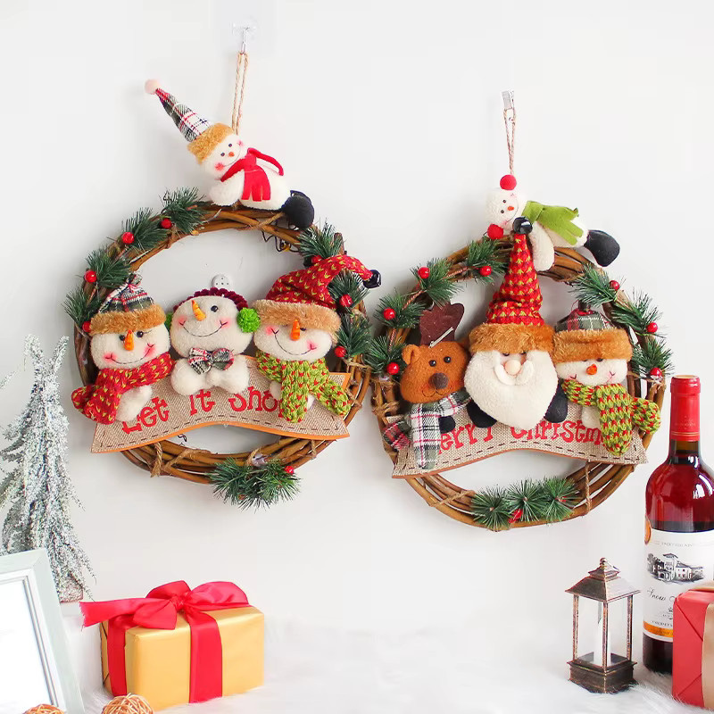 Bunter Weihnachtskranz mit Schneemann, Weihnachtsmann und Plüschfiguren sowie Preiselbeeren, Kiefernzweigen und Let It Snow Schild - Bild 2