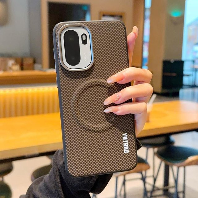 Magnetische PU-Lederhülle für OnePlus Ace 6, Ace 6T und Ace 6R mit Carbonfaser-Textur und Metallknopf in Schwarz - Bild 1