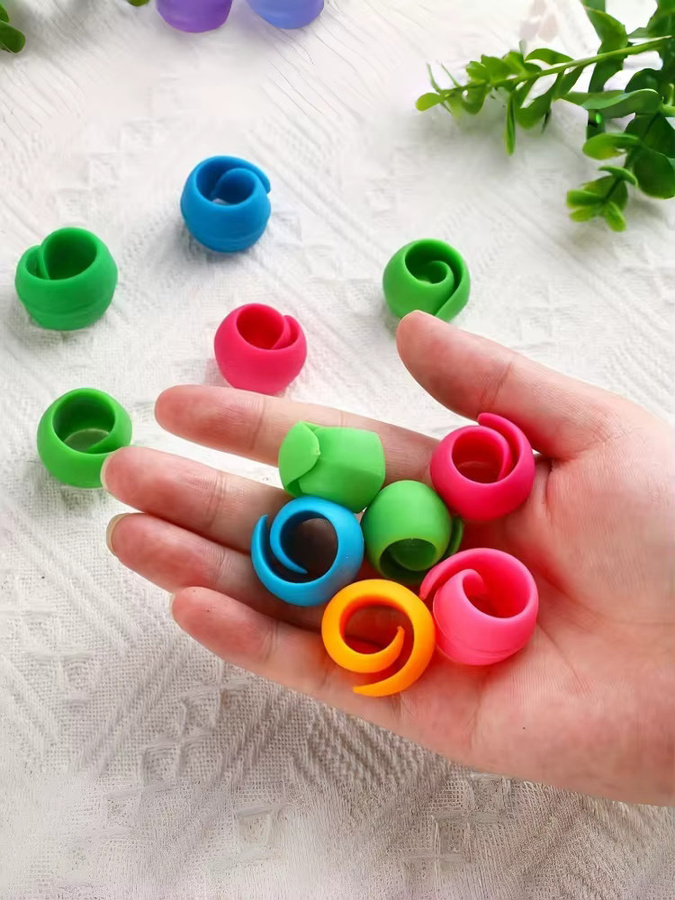 4-teiliges Strickschlaufen-Ring-Set aus Kunststoff für Garnführungen und Häkelzubehör in Rot und Weiß - Bild 2