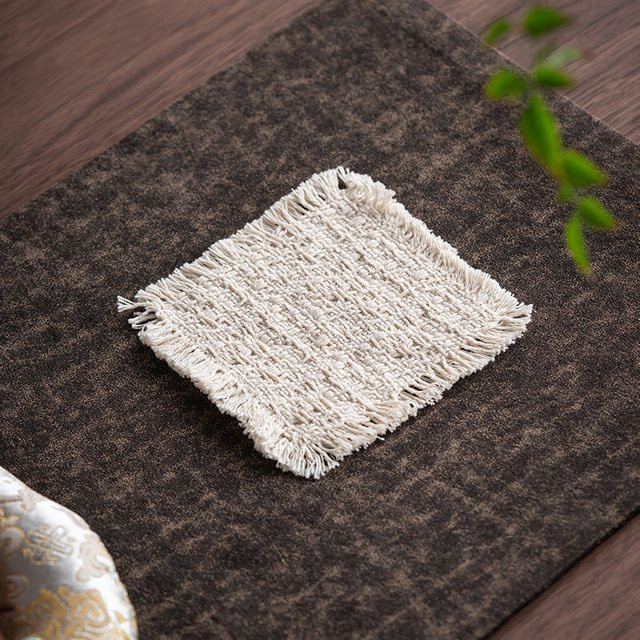 Handgefertigter Retro Untersetzer aus Stoff in Beige, quadratischer Zen-Teetassenhalter zur Wärmeisolierung - Bild 1