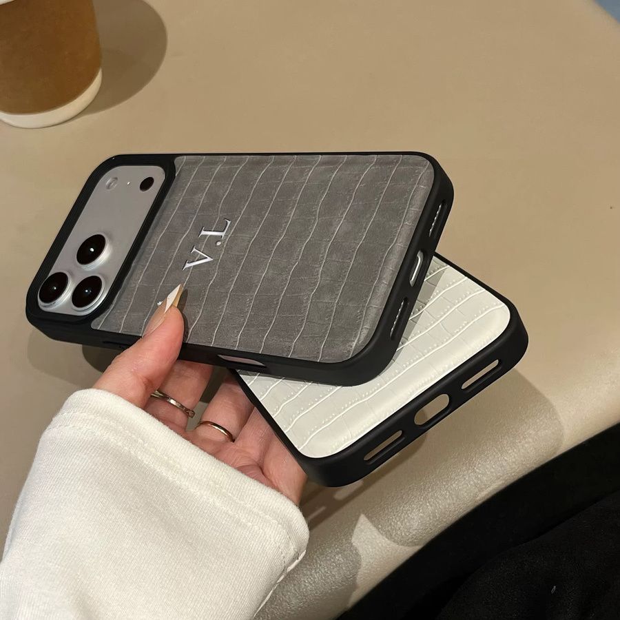 Personalisierte iPhone Hülle mit Krokodilmuster aus Kunstleder und silberner Heißfolienprägung von Casebox - Bild 1