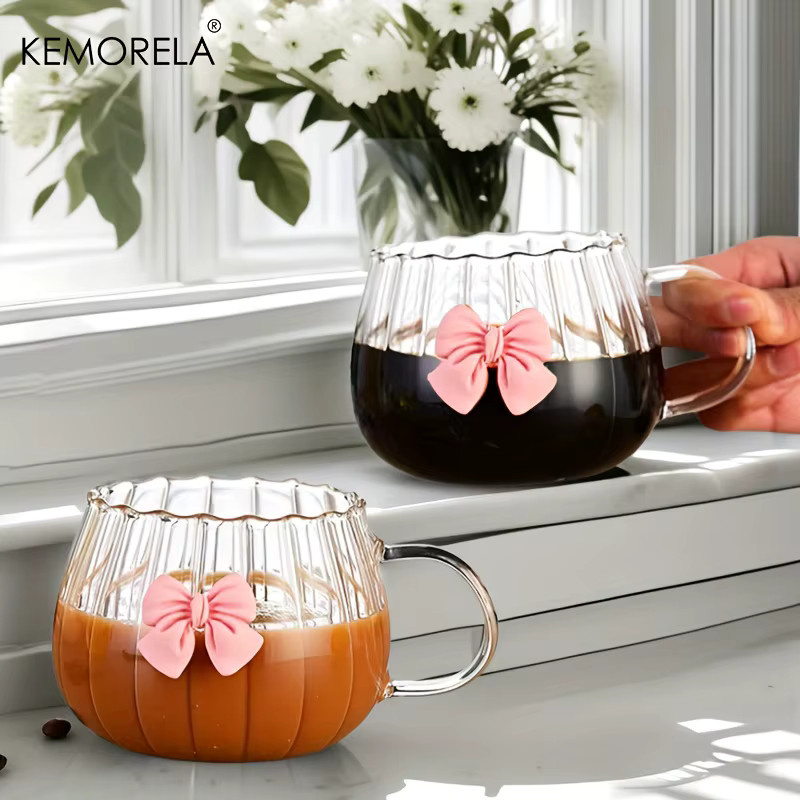 KEMORELA Glas-Kürbisbecher mit rosa Schleifen und vertikalen Streifen, transparent/pink, 2 Stück - Bild 3