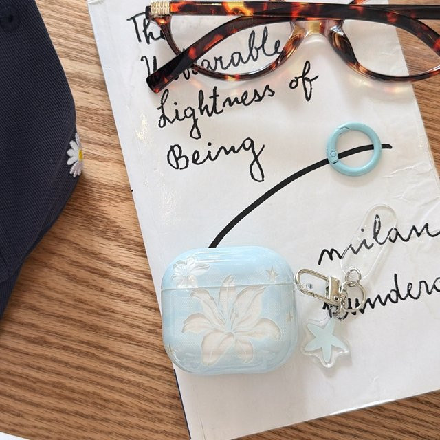 Stoßfeste Apple AirPods Schutzhülle im koreanischen Stil mit hellblauen Lilien und Anhänger, Farbe: Blau - Bild 1