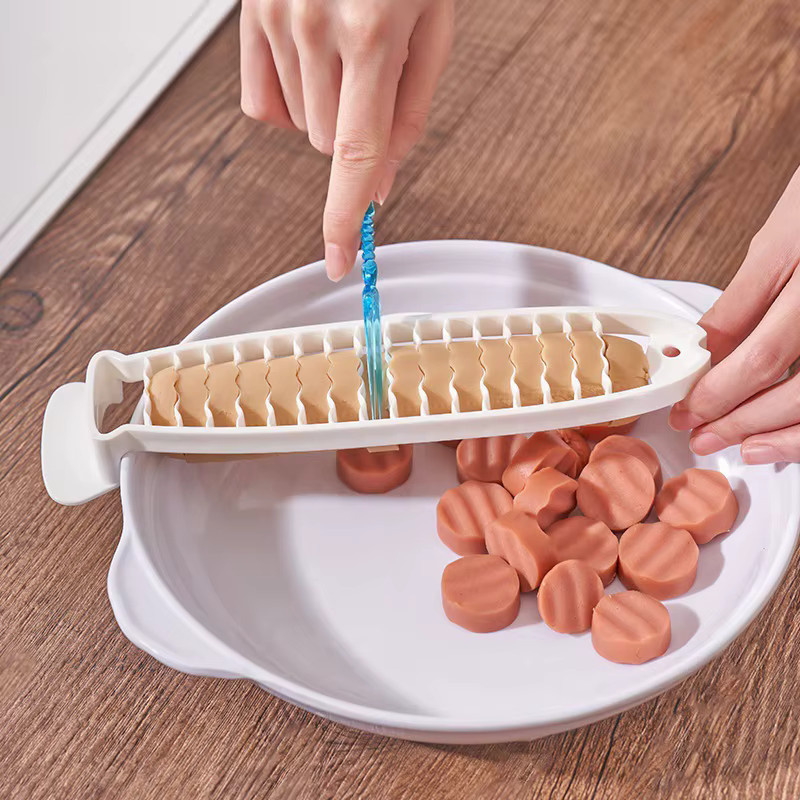 Multifunktionaler Fisch-Slicer aus Kunststoff in Weiß für Wurst, Bananen und Pommes Frites - Bild 2