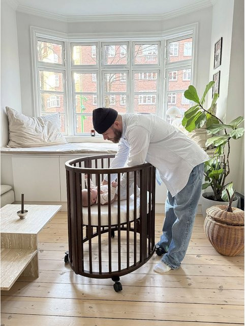 Stokke Sleepi Mini Babybett aus Buchenholz in Braun - Bild 1