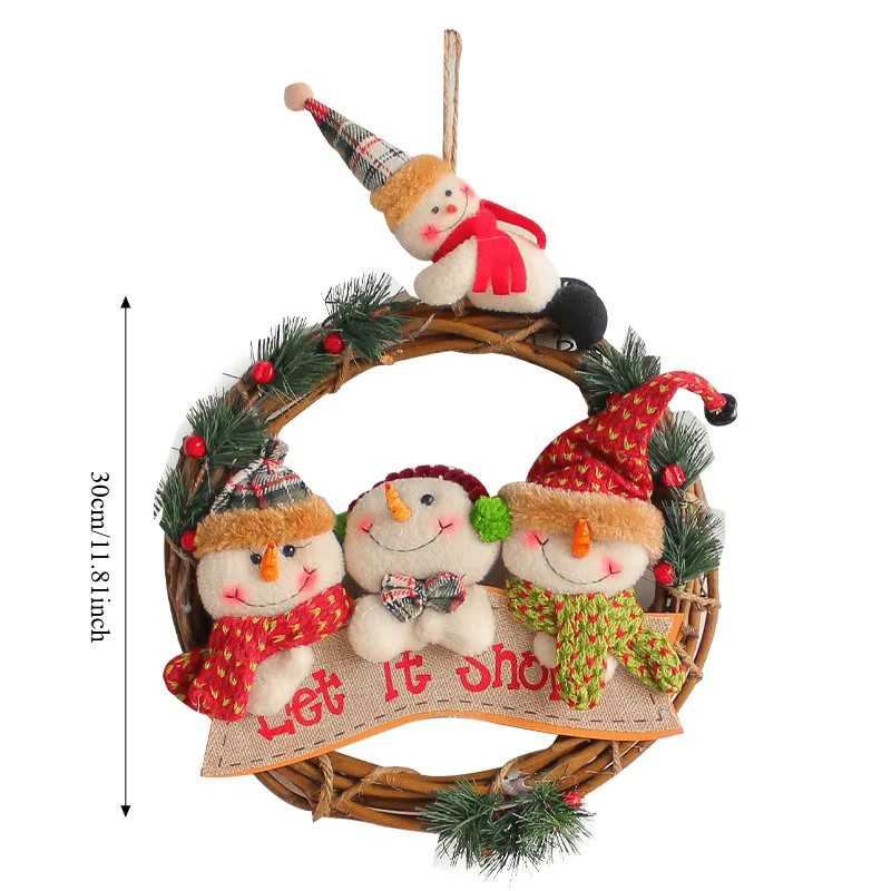 Bunter Weihnachtskranz mit Schneemann, Weihnachtsmann und Plüschfiguren sowie Preiselbeeren, Kiefernzweigen und Let It Snow Schild - Bild 3
